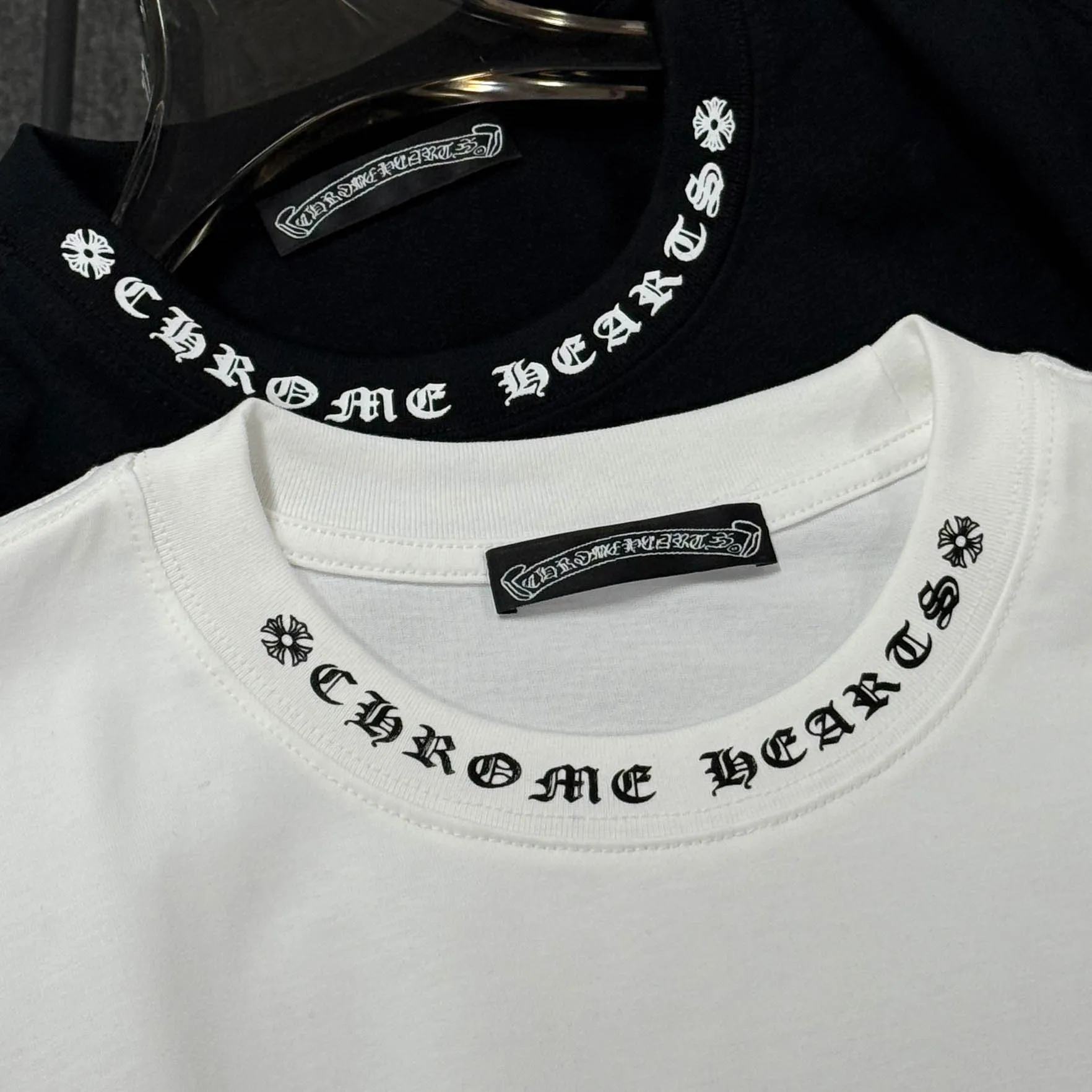 P170 🔥🔥🔥Chrome Hearts 25 high versions. The fabric is made of 300 grams of high-density pure cotton. It does not deform or shrink. It has three labels. It is the same style for men and women. Technology: Digital printing. Color: White. Black. SIZE: S-XL.